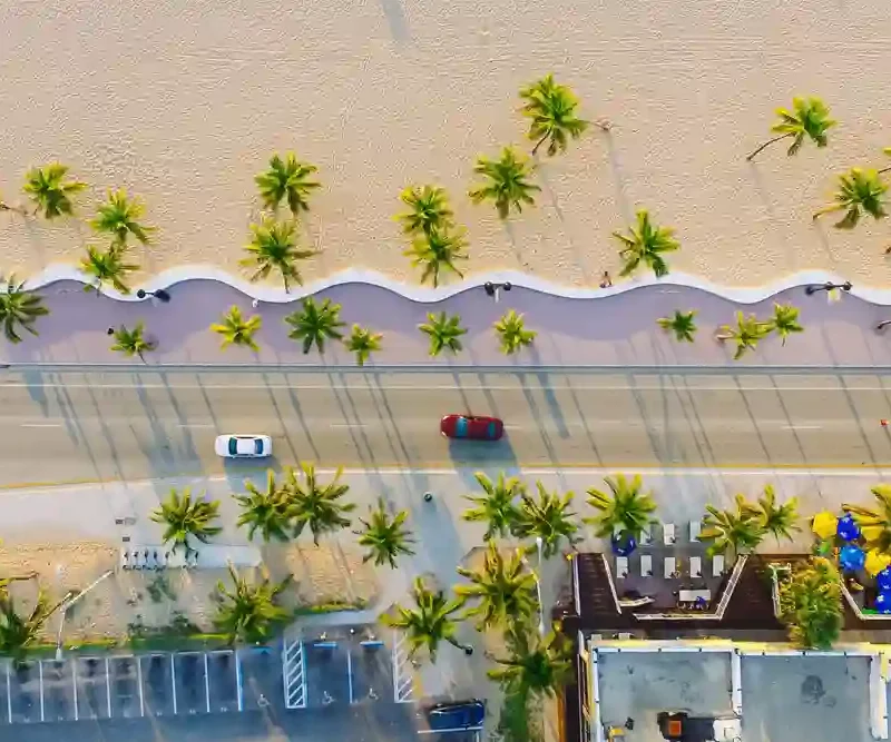 Cenital view of a road with cars